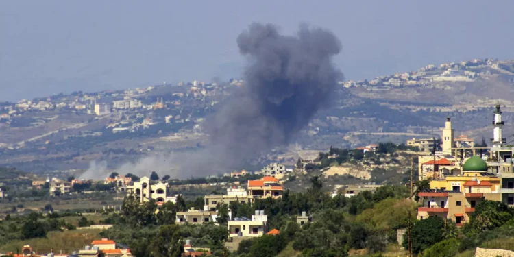 El humo se eleva tras un ataque aéreo israelí en la aldea de Siddiqin, en el sur del Líbano, el 1 de junio de 2024. (KAWNAT HAJU / AFP)