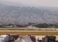 Un avión despega de la pista de carga del aeropuerto internacional de Beirut el 24 de junio de 2024 (ANWAR AMRO / AFP)