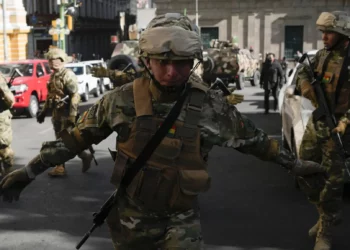 Un soldado hace un gesto a los periodistas para que abandonen la Plaza Murillo mientras los soldados se reúnen frente al palacio presidencial en la Plaza Murillo en La Paz, Bolivia, el miércoles 26 de junio de 2024. (Foto AP/Juan Karita)