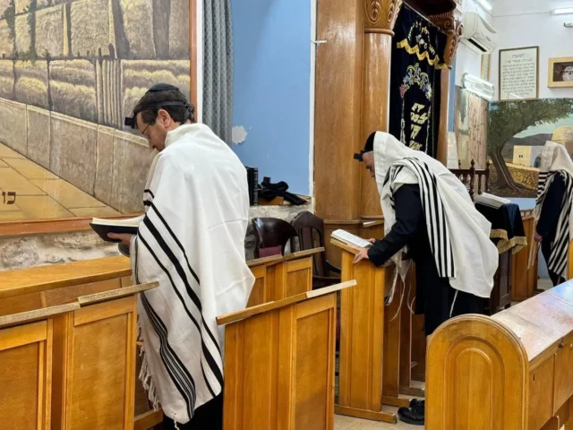 El presidente de Israel recita oraciones en la sinagoga de Tzfat