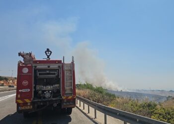 ### Equipos de emergencia combaten incendios en el norte de Israel tras ataque de Hezbolá

Unos 21 equipos de bomberos y ocho aviones están trabajando para extinguir varios incendios en el norte de Israel, provocados por ataques con cohetes de **Hezbolá**, informó el **Servicio de Bomberos y Rescate**.

La entidad detalló que hay tres focos principales de incendios: cerca de **Amiad**, en el bosque de **Ein Zeitim**, y cerca de **Beit Jann**.

**Hezbolá** lanzó más de 160 cohetes contra el norte de Israel esta mañana.