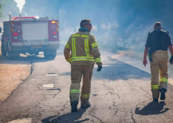 Los bomberos intentan extinguir un incendio forestal que comenzó a partir de fragmentos de un misil de intercepción en el bosque de Biriya, en el norte de Israel, el 4 de junio de 2024. (David Cohen/Flash90)