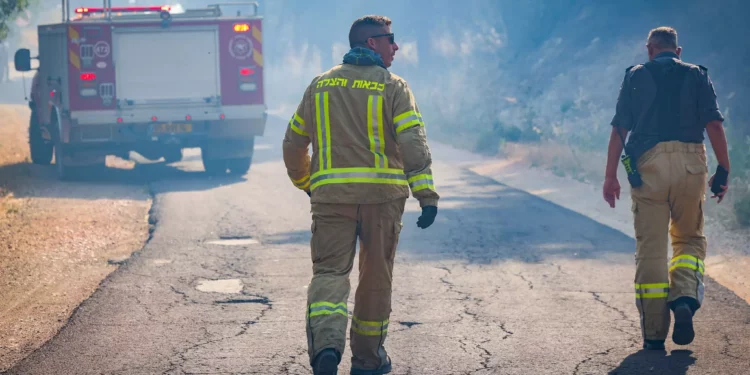 Los bomberos intentan extinguir un incendio forestal que comenzó a partir de fragmentos de un misil de intercepción en el bosque de Biriya, en el norte de Israel, el 4 de junio de 2024. (David Cohen/Flash90)