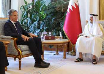 El secretario de Estado de Estados Unidos, Antony Blinken (izq.), se reúne con el primer ministro de Qatar, el jeque Mohammed bin Abdulrahman Al-Thani, en Doha, el 12 de junio de 2024. (Ibraheem AL-OMARI/POOL/AFP)