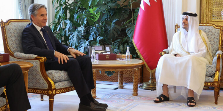 El secretario de Estado de Estados Unidos, Antony Blinken (izq.), se reúne con el primer ministro de Qatar, el jeque Mohammed bin Abdulrahman Al-Thani, en Doha, el 12 de junio de 2024. (Ibraheem AL-OMARI/POOL/AFP)