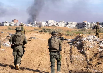 Soldados de las FDI en Bureij, en el centro de Gaza, el 8 de enero de 2024. (Emanuel Fabian/Times of Israel)