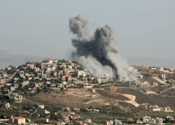 Nubes de humo salen del lugar de un ataque aéreo israelí en la aldea de Khiam, en el sur del Líbano, cerca de la frontera, el 8 de junio de 2024. (Rabih Daher/AFP)
