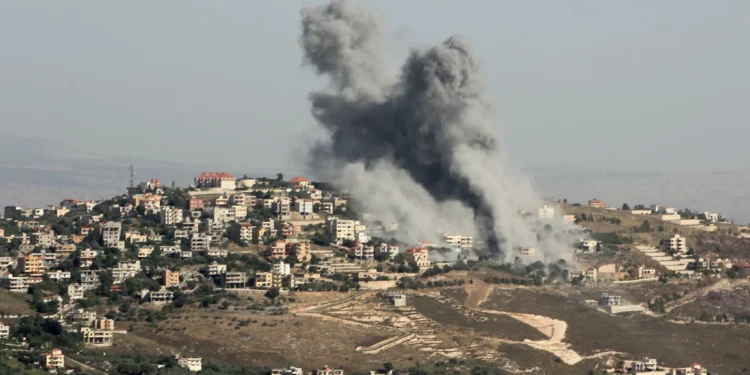 Nubes de humo salen del lugar de un ataque aéreo israelí en la aldea de Khiam, en el sur del Líbano, cerca de la frontera, el 8 de junio de 2024. (Rabih Daher/AFP)
