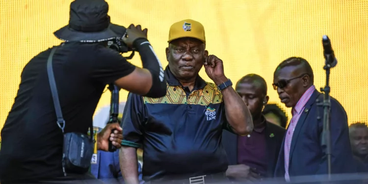 El presidente sudafricano, Cyril Ramaphosa, saluda a los partidarios del Congreso Nacional Africano en el mitin de Siyanqoba en el estadio FNB en Johannesburgo, Sudáfrica, el 25 de mayo de 2024 AP Foto/Jerome Delay)