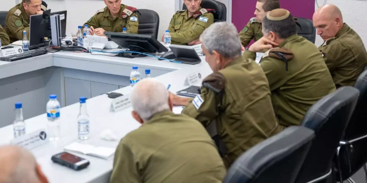 El jefe del Estado Mayor de las FDI, Herzi Halevi (centro), asiste a un simulacro de guerra en el Comando Norte, en una imagen publicada el 2 de junio de 2024. (Fuerzas de Defensa de Israel)