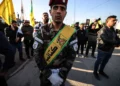 Ilustrativo: Un miembro de Kataeb Hezbolá asiste al funeral de Abu Baqr al-Saadi, un alto comandante del grupo armado que murió en un ataque llevado a cabo un día antes por un dron estadounidense que apuntó a su automóvil en Bagdad, el 8 de febrero. 2024. (Ahmad Al-Rubaye/AFP)