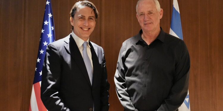 El presidente de Unidad Nacional, Benny Gantz (derecha), se reúne con el enviado estadounidense Amos Hochstein el 17 de junio de 2024. (Cortesía)