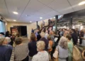Los partidarios cristianos de Israel asisten a la inauguración de una exposición en la ciudad holandesa de Nijkerk, el 5 de junio de 2024. (Canaán Lidor/Tiempos de Israel)