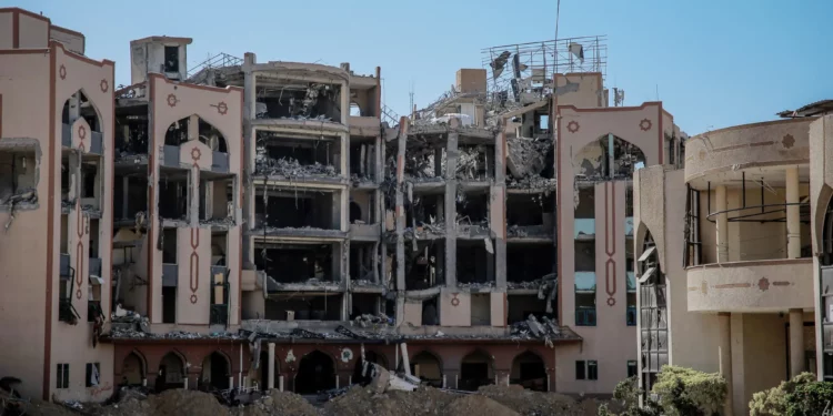 Una fotografía tomada el 15 de febrero de 2024 muestra el edificio muy dañado de la Universidad Islámica en la ciudad de Gaza. (AFP)