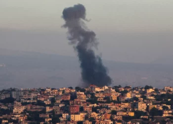 El humo sale del lugar de un ataque aéreo israelí contra la aldea de Khiam, en el sur del Líbano, cerca de la frontera con Israel, el 29 de mayo de 2024. (Rabih DAHER / AFP)