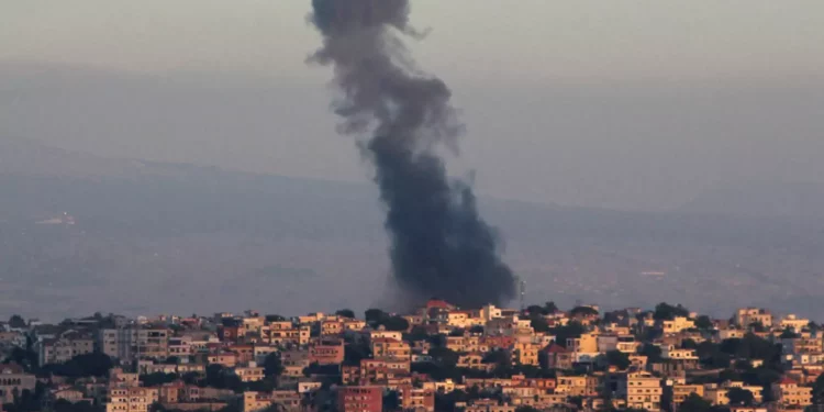 El humo sale del lugar de un ataque aéreo israelí contra la aldea de Khiam, en el sur del Líbano, cerca de la frontera con Israel, el 29 de mayo de 2024. (Rabih DAHER / AFP)