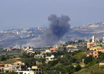 El humo se eleva tras un ataque aéreo israelí en la aldea de Siddiqin, en el sur del Líbano, el 1 de junio de 2024. (KAWNAT HAJU / AFP)