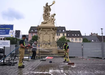 Miembros del cuerpo de bomberos limpian la sangre en el lugar donde varias personas resultaron heridas en un ataque con cuchillo el 31 de mayo de 2024 en Mannheim, en el oeste de Alemania. (Kirill KUDRYAVTSEV / AFP)