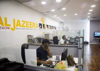 Archivo: Empleados de las oficinas de Al Jazeera en Jerusalén, 8 de agosto de 2017. (AP Foto/Mahmoud Illean)