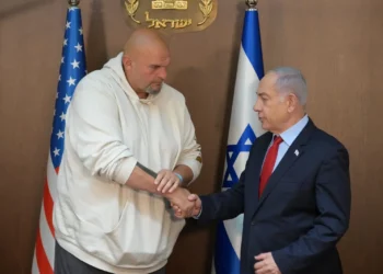 El primer ministro Benjamin Netanyahu, a la derecha, se reúne con el senador estadounidense John Fetterman en Jerusalén, el 26 de junio de 2024. (Amos Ben Gershom/GPO)