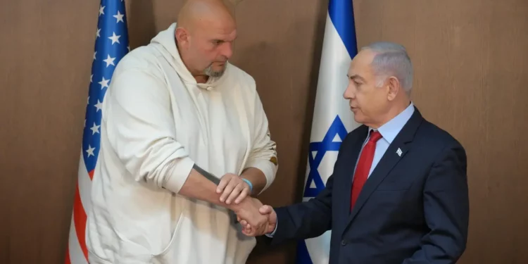 El primer ministro Benjamin Netanyahu, a la derecha, se reúne con el senador estadounidense John Fetterman en Jerusalén, el 26 de junio de 2024. (Amos Ben Gershom/GPO)