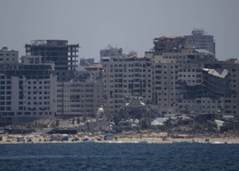 Edificios destruidos en la costa de la Franja de Gaza vistos desde el mar Mediterráneo, el martes 25 de junio de 2024. (Foto AP/Leo Correa)
