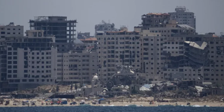 Edificios destruidos en la costa de la Franja de Gaza vistos desde el mar Mediterráneo, el martes 25 de junio de 2024. (Foto AP/Leo Correa)