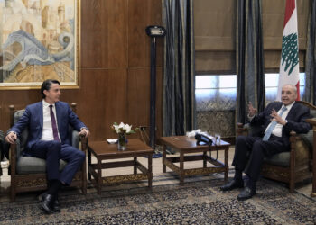 El presidente del Parlamento libanés, Nabih Berri (derecha), se reúne con el enviado estadounidense Amos Hochstein en Beirut, Líbano, el 18 de junio de 2024. (Foto AP/Bilal Hussein)