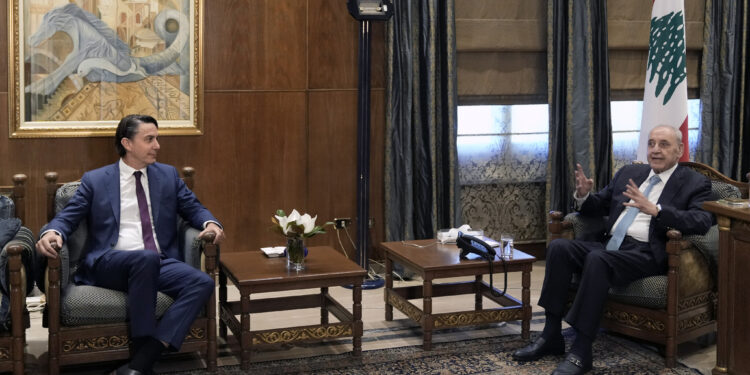 El presidente del Parlamento libanés, Nabih Berri (derecha), se reúne con el enviado estadounidense Amos Hochstein en Beirut, Líbano, el 18 de junio de 2024. (Foto AP/Bilal Hussein)