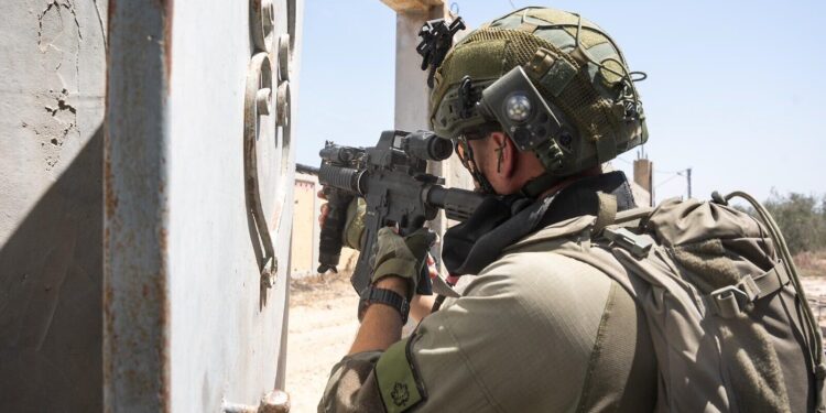 Tropas de las FDI operan en la Franja de Gaza, en una imagen publicada el 12 de junio de 2024. (Fuerzas de Defensa de Israel)