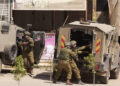 Ilustrativo: Las fuerzas israelíes toman posición en una calle durante una redada en el campamento de al-Faraa, cerca de Tubas, en Judea y Samaria, el 10 de junio de 2024. (Jaafar Ashtiyeh/AFP)