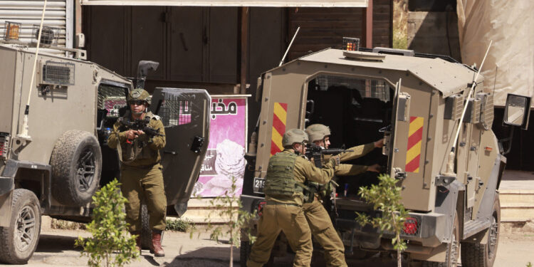 Ilustrativo: Las fuerzas israelíes toman posición en una calle durante una redada en el campamento de al-Faraa, cerca de Tubas, en Judea y Samaria, el 10 de junio de 2024. (Jaafar Ashtiyeh/AFP)