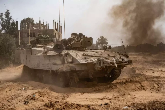 Bulldozers derriban estructuras en el Kibbutz Be’eri dañadas el 7 de octubre