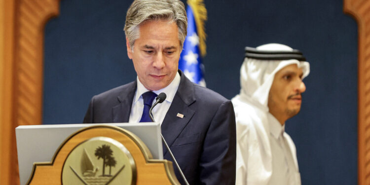 El secretario de Estado de Estados Unidos, Antony Blinken (izq.), ofrece una conferencia de prensa conjunta con su homólogo qatarí, el jeque Mohammed bin Abdulrahman bin Jassim al-Thani (der.), en Doha el 12 de junio de 2024. (Ibraheem AL-OMARI/POOL/AFP)