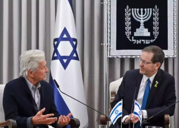 El actor Michael Douglas (izquierda) se reúne con el presidente Isaac Herzog en Jerusalén el 2 de junio de 2024. (Kobi Gideon / GPO)