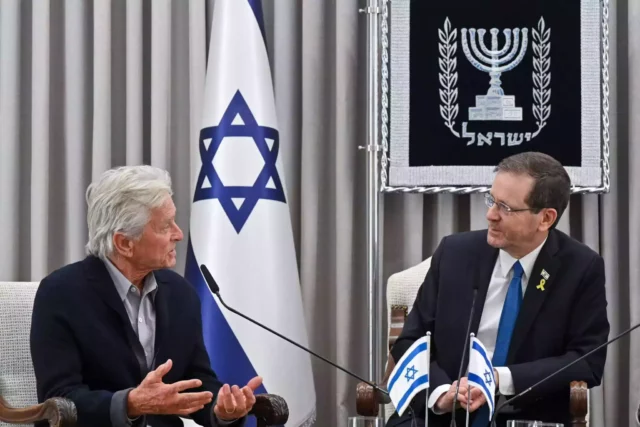Michael Douglas visita Israel y recorre lugares de la masacre