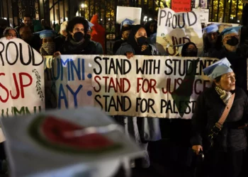 Ilustrativo: La gente se reúne para protestar contra la prohibición de Estudiantes por la Justicia en Palestina y Voz Judía por la Paz en la Universidad de Columbia el 20 de noviembre de 2023 en la ciudad de Nueva York. (Michael M. Santiago / Getty Images vía AFP)