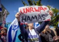 Activistas protestan contra la Agencia de Obras Públicas y Socorro de las Naciones Unidas para los Refugiados de Palestina (UNRWA) frente a sus oficinas en Jerusalén, el 20 de marzo de 2024. (Yonatan Sindel/ Flash90)