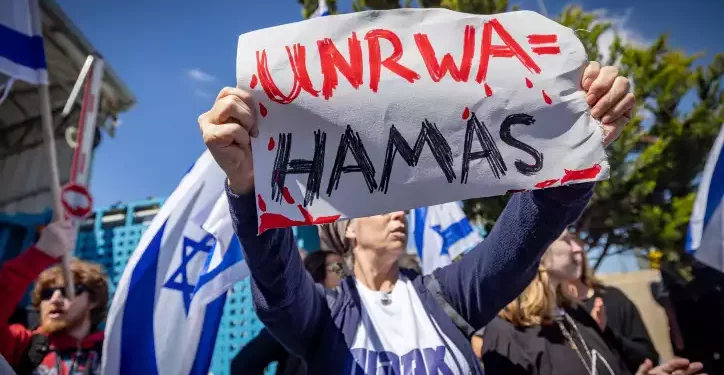Activistas protestan contra la Agencia de Obras Públicas y Socorro de las Naciones Unidas para los Refugiados de Palestina (UNRWA) frente a sus oficinas en Jerusalén, el 20 de marzo de 2024. (Yonatan Sindel/ Flash90)