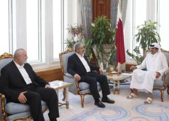 El emir Tamim bin Hamad al-Thani (izq.), gobernante de Qatar desde 2013, en una reunión con los líderes de Hamás Ismail Haniyeh (dcha.) y Khaled Mashal en Doha, el 17 de octubre de 2016 (folleto del gobierno de Qatar)