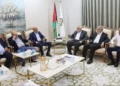 Se ve al líder de Hamás, Ismail Haniyeh (tercero a la derecha), y al alto funcionario Khalem Mashaal (segundo a la derecha), reuniéndose con Nasser al-Qudwa (segundo a la izquierda) y Samir al-Mashrawi (tercero a la izquierda) de Fatah en Qatar el 22 de noviembre de 2023. ( Cortesía)