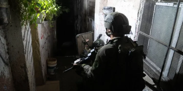 Esta fotografía publicada por el ejército el 25 de junio de 2024 muestra a las tropas israelíes operando en Judea y Samaria. (Fuerzas de Defensa de Israel)