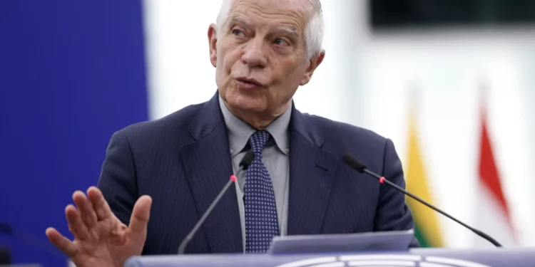 El jefe de política exterior de la Unión Europea, Josep Borrell, habla durante un debate en Estrasburgo, este de Francia, el 24 de abril de 2024. (Jean-Francois Badias/AP)