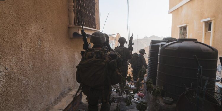 Tropas de la Brigada de Comando operan en Rafah, en el sur de Gaza, en una fotografía publicada el 15 de junio de 2024. (Fuerzas de Defensa de Israel)