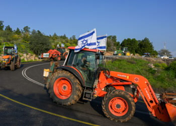 Agricultores de los Altos del Golán se manifiestan con colegas de todo Israel contra la guerra y la seguridad de las fronteras en un convoy de camiones agrícolas, Kibbutz Mevo Hama, en el sur de los Altos del Golán, 22 de febrero de 2024. (Michael Giladi/Flash90)