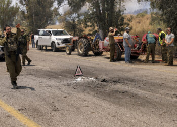 Soldados de las FDI desplegados a lo largo de una carretera cerca del lugar donde cayeron cohetes disparados por terroristas en el sur del Líbano cerca de Kfar Szold, en la Alta Galilea, en el norte de Israel, el 14 de junio de 2024. (Jalaa Marey/AFP)