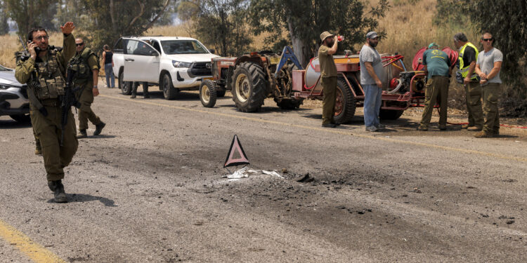 Soldados de las FDI desplegados a lo largo de una carretera cerca del lugar donde cayeron cohetes disparados por terroristas en el sur del Líbano cerca de Kfar Szold, en la Alta Galilea, en el norte de Israel, el 14 de junio de 2024. (Jalaa Marey/AFP)