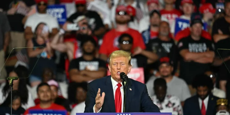 El ex presidente de Estados Unidos y candidato presidencial republicano Donald Trump habla en un mitin en Filadelfia el 22 de junio de 2024. (Jim Watson/AFP)