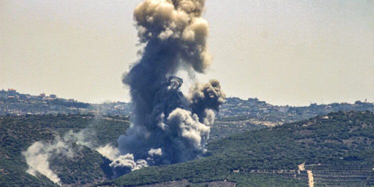 Nubes de humo salen del lugar de un ataque aéreo israelí en Zibqin, en el sur del Líbano, el 12 de junio de 2024. (Kawnat HAJU / AFP)