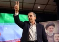 El expresidente iraní Mahmud Ahmadineyad, tras registrar su candidatura para las próximas elecciones presidenciales de Irán en Teherán, el 2 de junio de 2024. (Atta Kenare/AFP)